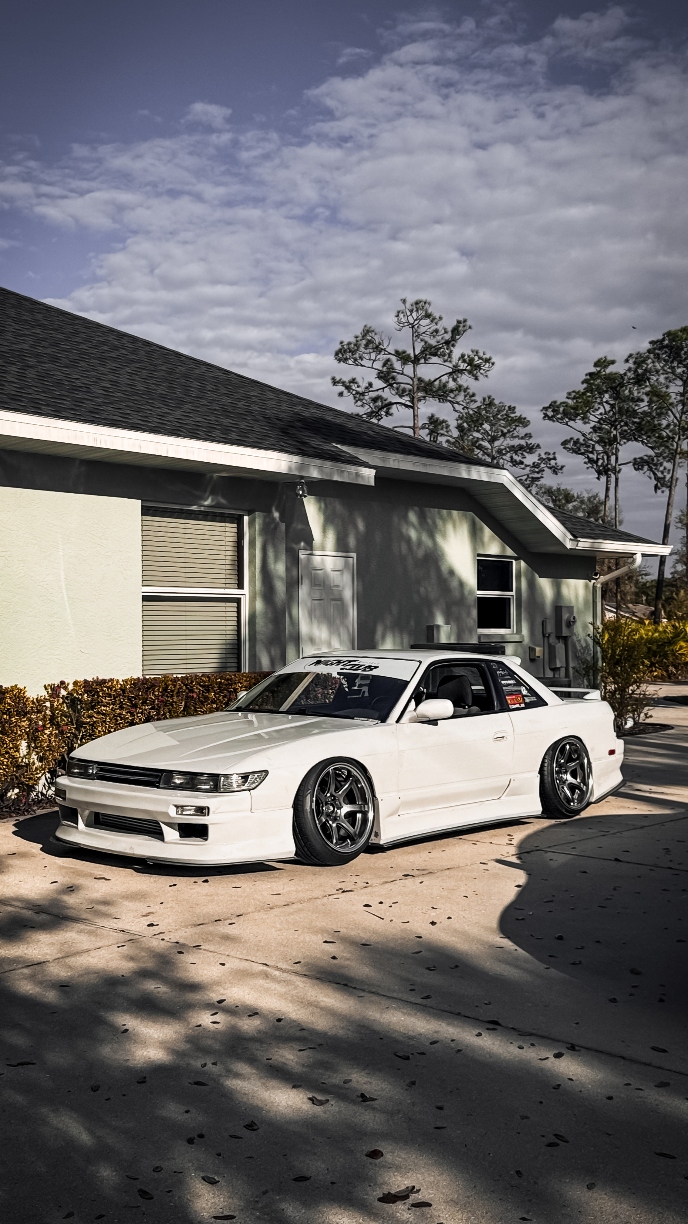 Aero kit: front splitter, side skirts, rear diffuser